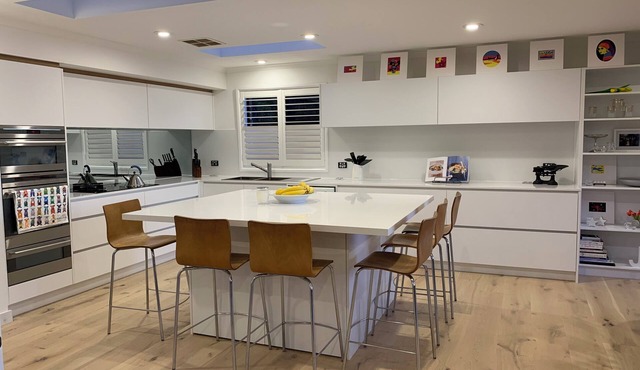 Roomy Duplex with water views. Steps away from Castle Rock Beach