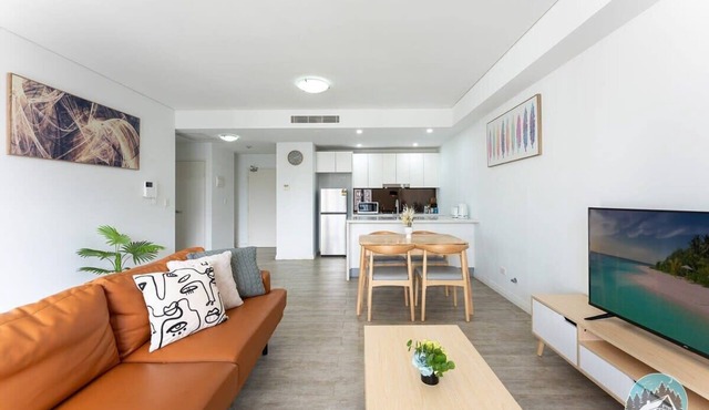 Rosebery 2BR Apartment: Free Parking & CBD Access