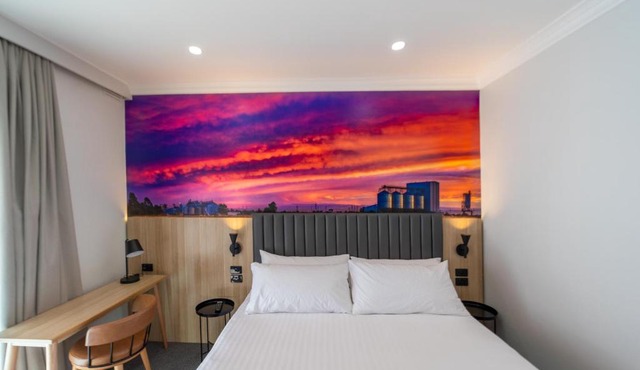 Royal Hotel-Motel