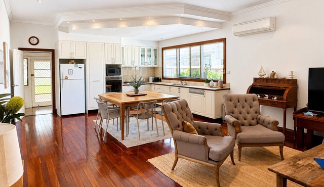 Sal’s Cottage - Charming Coastal Cottage in Busselton