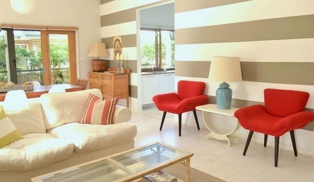 SALT COTTAGE - Pet Friendly, Stylish Holiday Home - prime beach location