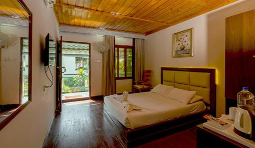 Sampan Cafe and Resort