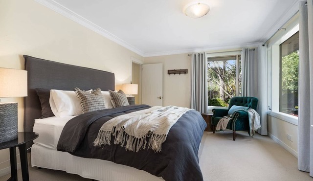 Sandhurst - Stunning Retreat - Pool & Tennis Court