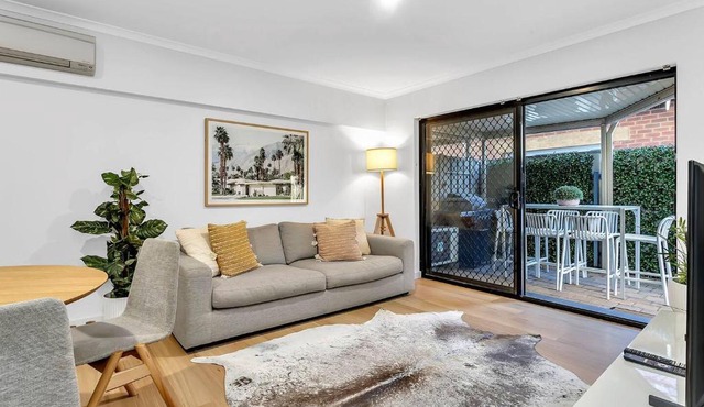 Sands & Hearth - Minutes to Beach & Moseley Square