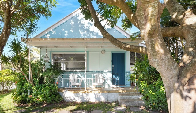 SEA Cottage- 1 min walk to Currarong Beach. 1950s coastal charm