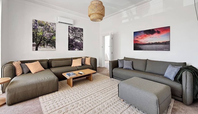 Serviced Luxury Condo, Parkside, moments to metro