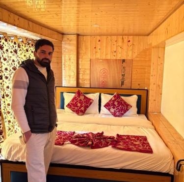 Shahi Darbar Guest House & Restaurant