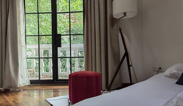Shanghai Forest Cabin with balcony in city center