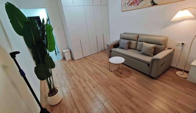 Shanghai Gubei flat near line2 with private garden