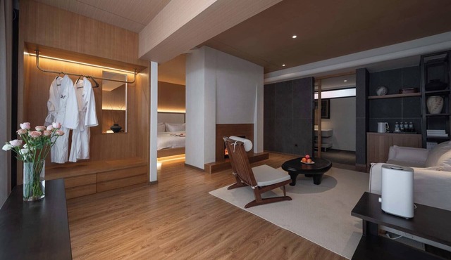 Shangri-La City Yunjian Songyue