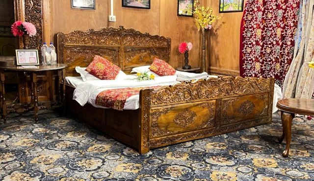 Shangrilla houseboat
