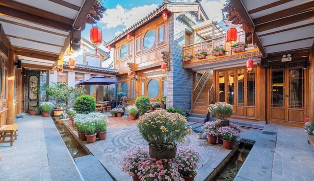 Shile Holiday Courtyard