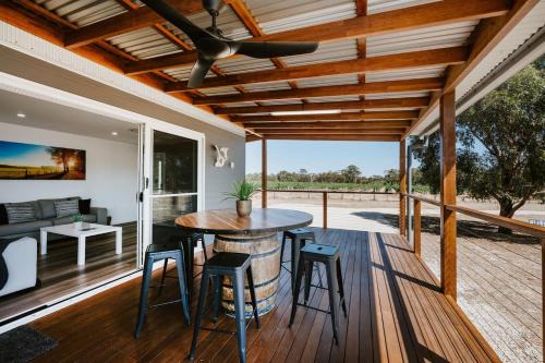 Silver Oak - Quiet Countryside Cottage by the Vines