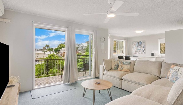Skyline Unit 12- Located in central Coolangatta easy walk to beaches, cafes & shops, Wi-Fi Inc.