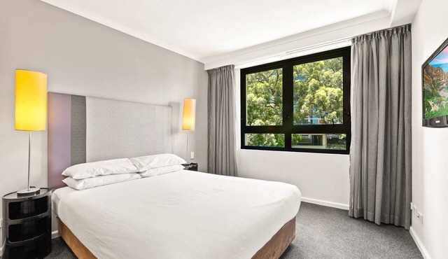 Sleek 1-Bed by Jubilee Park with Pool