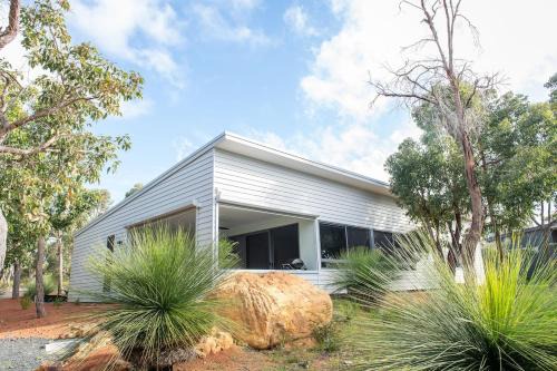 Solara Escape - Cozy & modern, fireplace, bush surrounds
