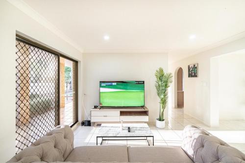 Space Abundant 4Bed 2Bath Sunnybank Retreat