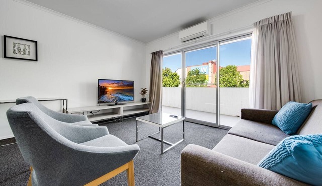 Spacious 2-Bed Conveniently by Lake Tuggeranong