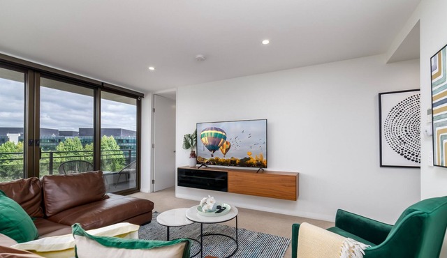 Spacious 2-Bed, Stunning Views in Central Canberra
