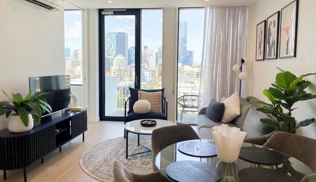 Spacious 2bed 2bath Apartment with City Views