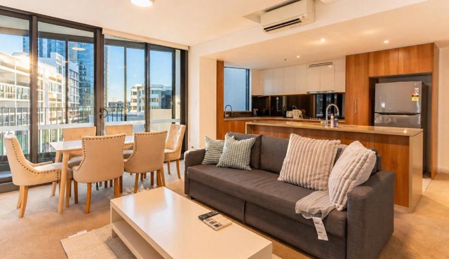 Spacious 2BR 2BA Balcony, Parking, Marina Sq