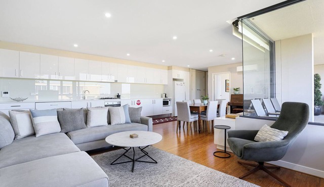 Spacious 2BR luxe Waverton Village apartment w/harbour glimpses