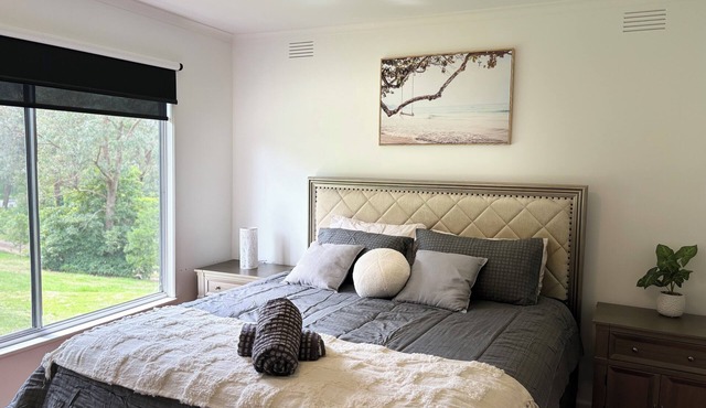 Spacious 4 Bedroom Hilltop Home with Treetop Views near Yarra Valley