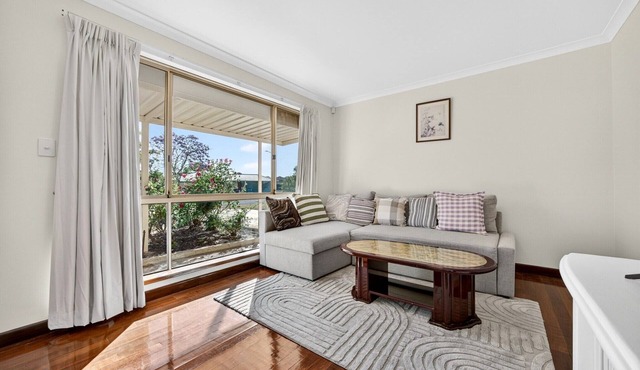 Spacious 4-Bed House with Private Garage
