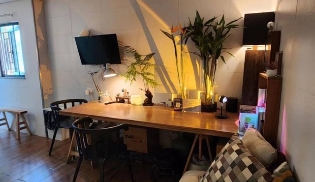 Spacious 4-bedroom apartment with AC in fantastic Kowloon
