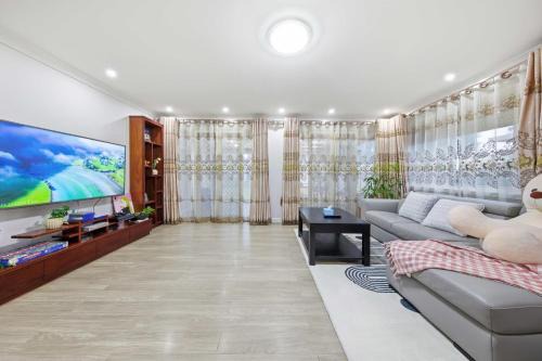 Spacious 4BR House for 10 Guests Free Parking Near Olympic Park
