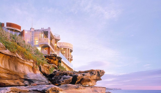 Spacious 5-bedroom villa in fabulous South Coogee with fitness room