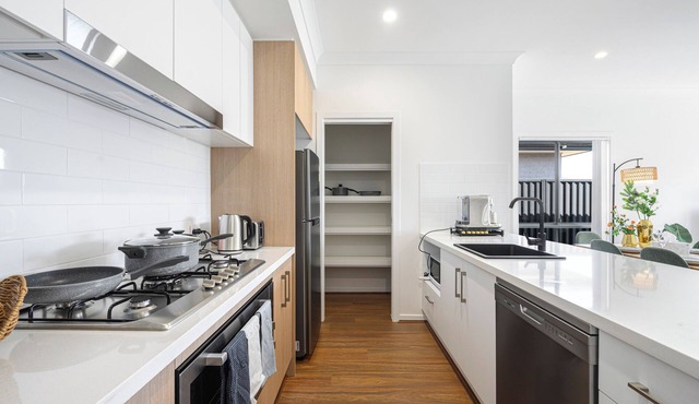 Spacious 5-bedroom building in brilliant Austral with AC