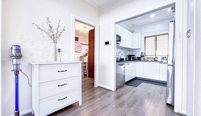 Spacious 5BR Family Home/2 Free Parking/Walk to Train & Shops