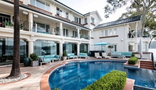 Spacious 6-bedroom house in lovely Newport with pool and waterfront.