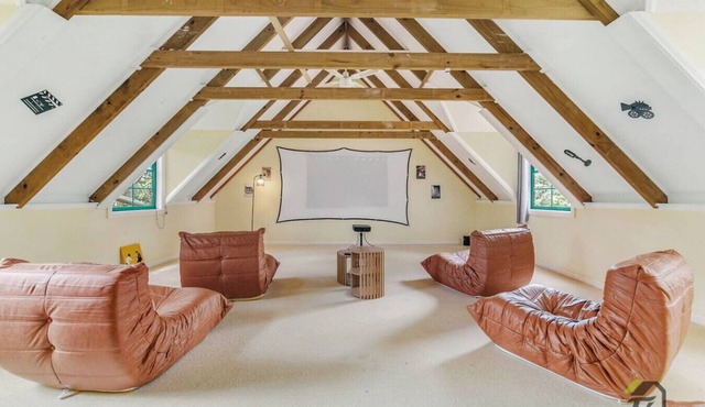 Spacious 6BR Estate with Movie Theater & Climate Control — Fits 16