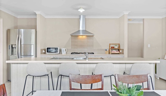 Spacious Beach House – Family Friendly