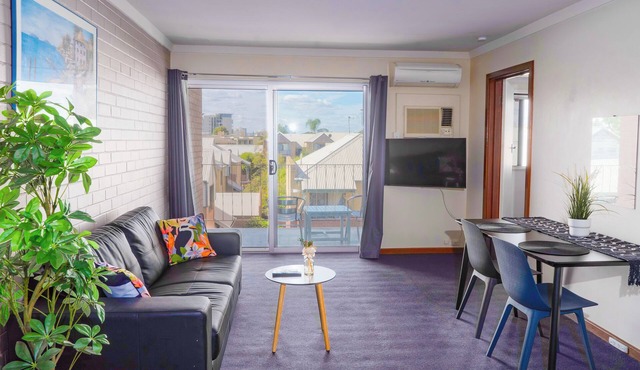 Spacious & Cosy self-contained 1 bedroom apartment