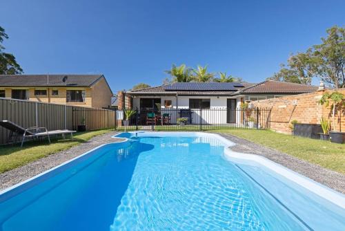 Spacious House with Pool - 5 min walk to Lake