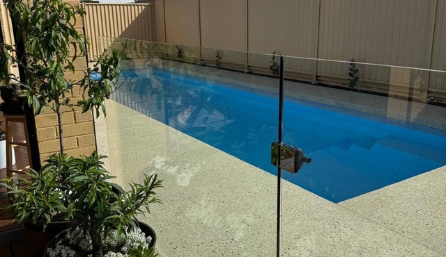 Spacious Modern Home – Warm Pool and spa, perfect for family and small group,