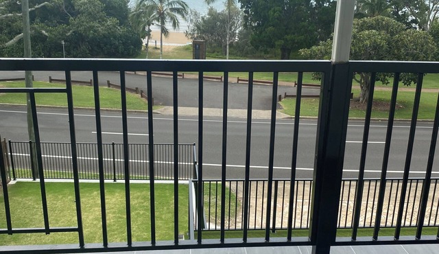 Spacious modern Beachside 2 Bedroom Unit.