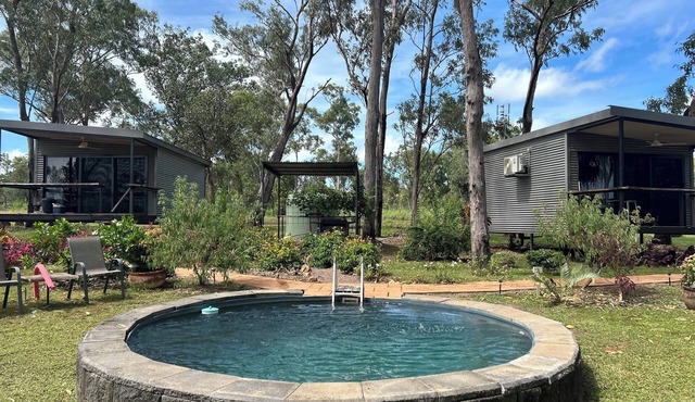 Spacious modern bungalow only 10 minutes to Litchfield National Park