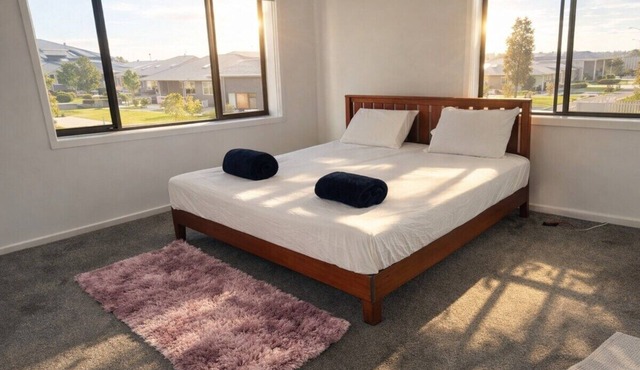 Spacious Private 4BR Upper Floor Sleeps 8 Spa Free Parking.Free Wifi.Netflix