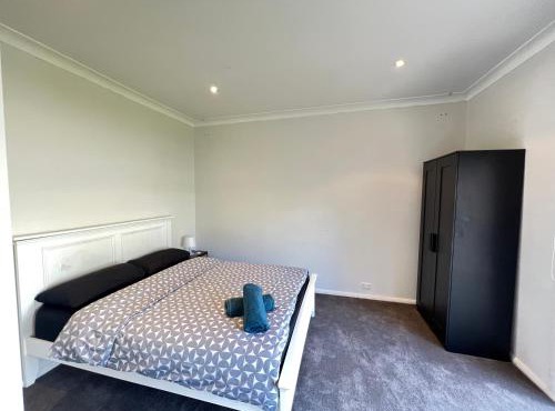 Spacious Queen Room next to Station and Shopping Centre - SH2