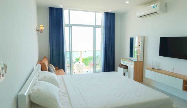 Spacious Studio Apartment w/Balcony and Sea View - Free Parking, Private Beach,