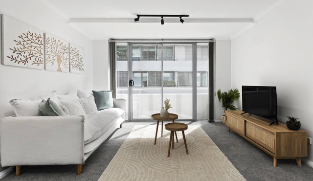 St Leonards- LN405 Atchison Street - Stylish Studio with Juliet Balcony Separate Bedroom Space