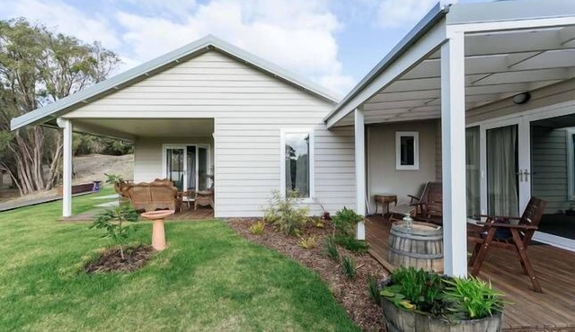 Stablebase - contemporary country accommodation
