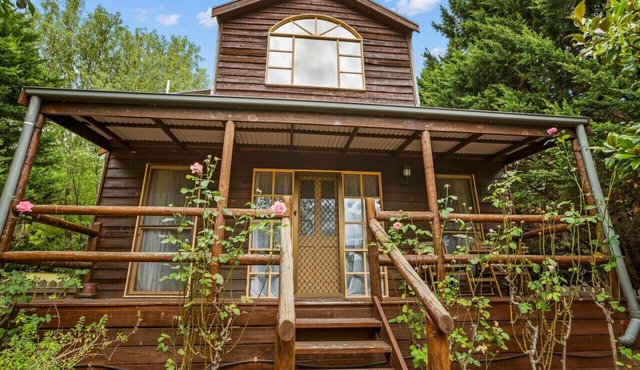 StayAU The Loft 1BR Rustic Picturesque Cottage