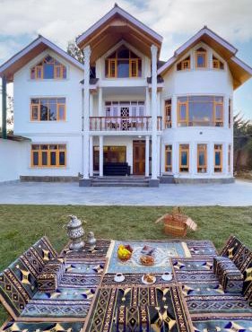 StayVista at Buhayra by The Dal with Lake View, Gazebo