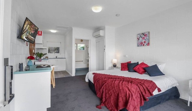 Studio Apt, Essential Comfort, CBD, Mibnb