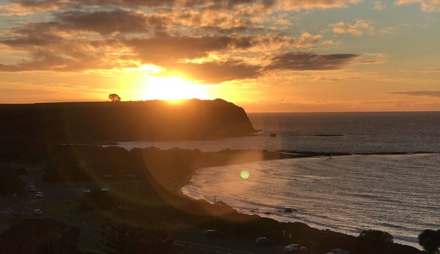 Stunning Coles Beach with amazing ocean views and short stroll to the beach.